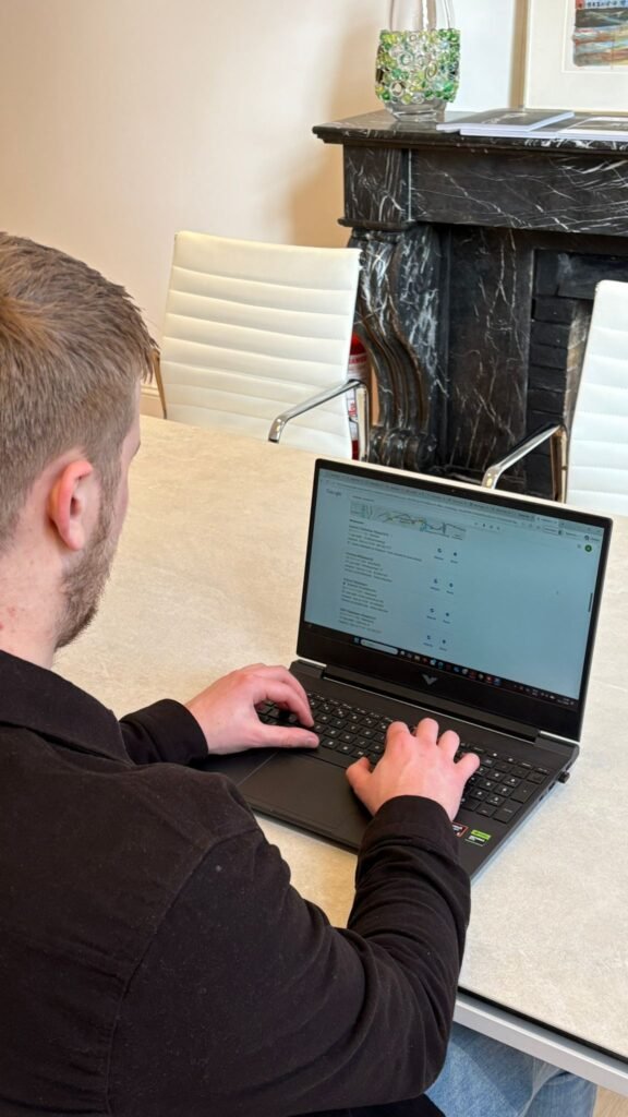 foto kantoor met google achtergrond